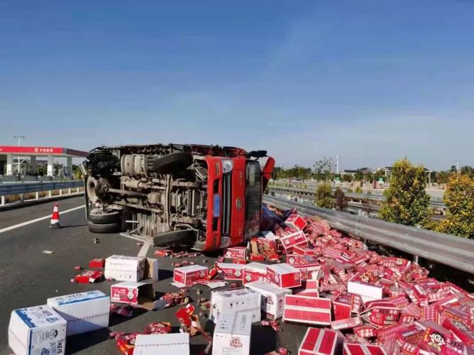 灵山路段高速一辆货车爆胎侧翻10吨货物散落一地交警快速处置